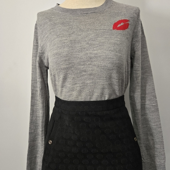 BANANA REPUBLIC 100% Merino Wool Gray Sweater with Red Lip Detail. Med - Picture 9 of 14